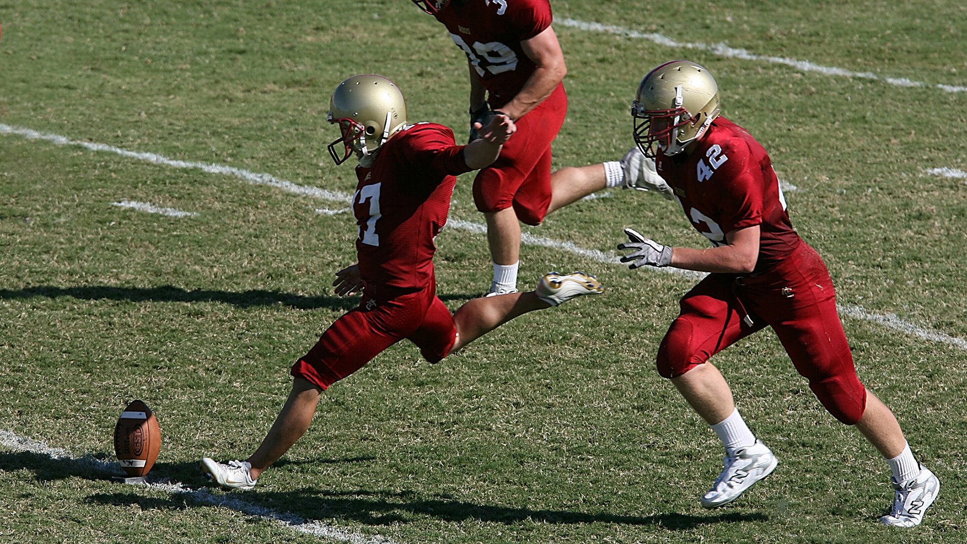 九游电竞-防守体系紧密，区域控制效果明显，进行防守